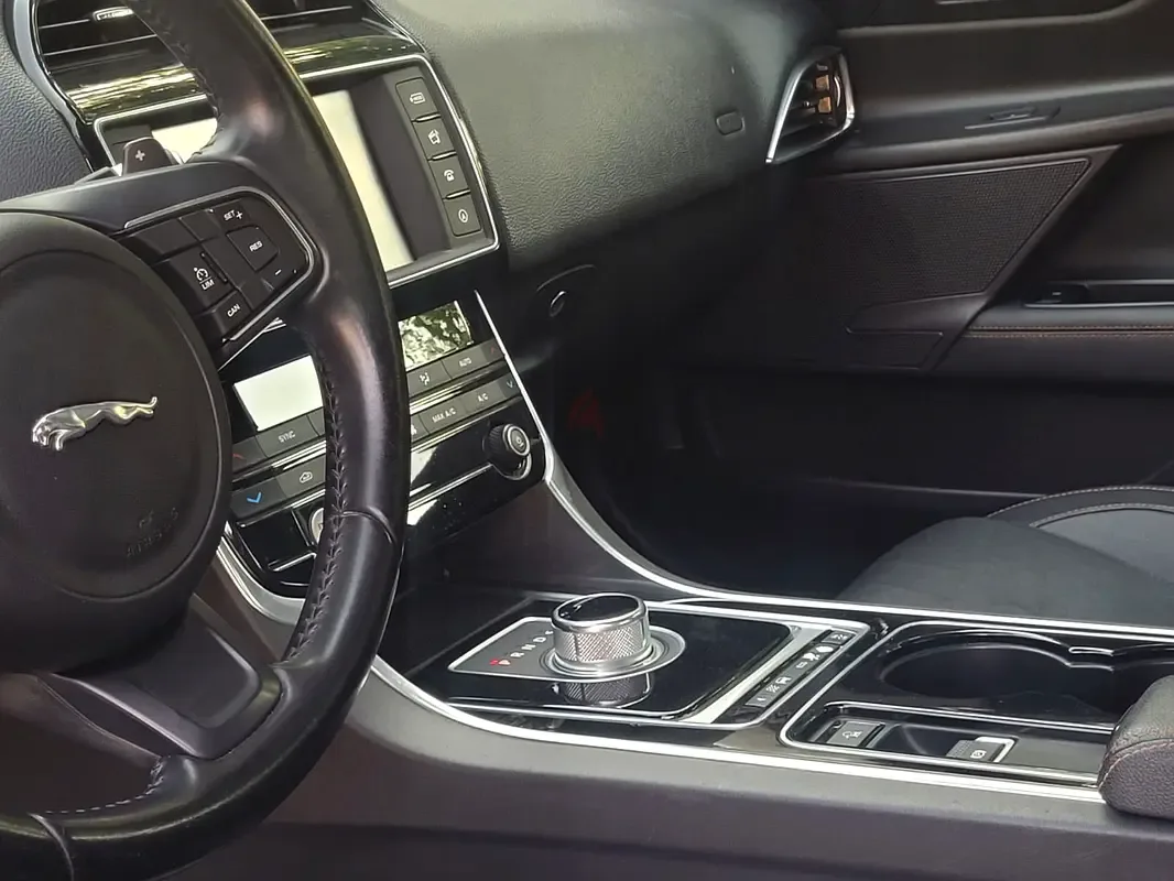 Jaguar XE 2.0 AT (250 hp) - 9