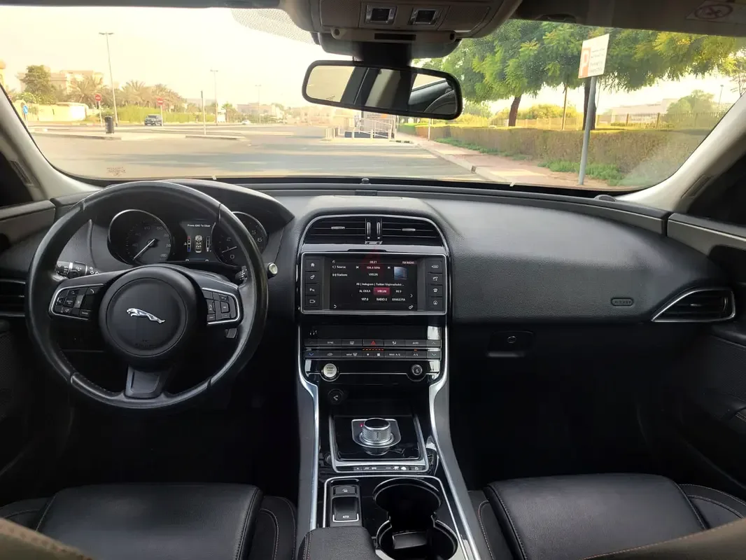 Jaguar XE 2.0 AT (250 hp) - 11