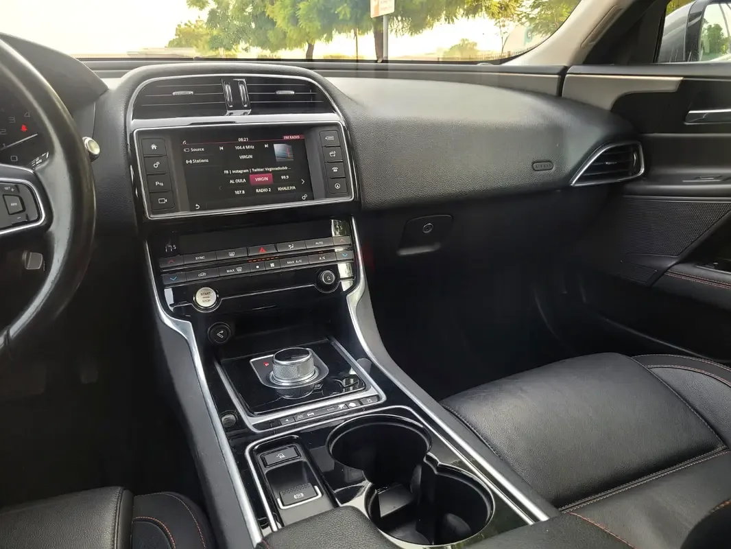 Jaguar XE 2.0 AT (250 hp) - 15