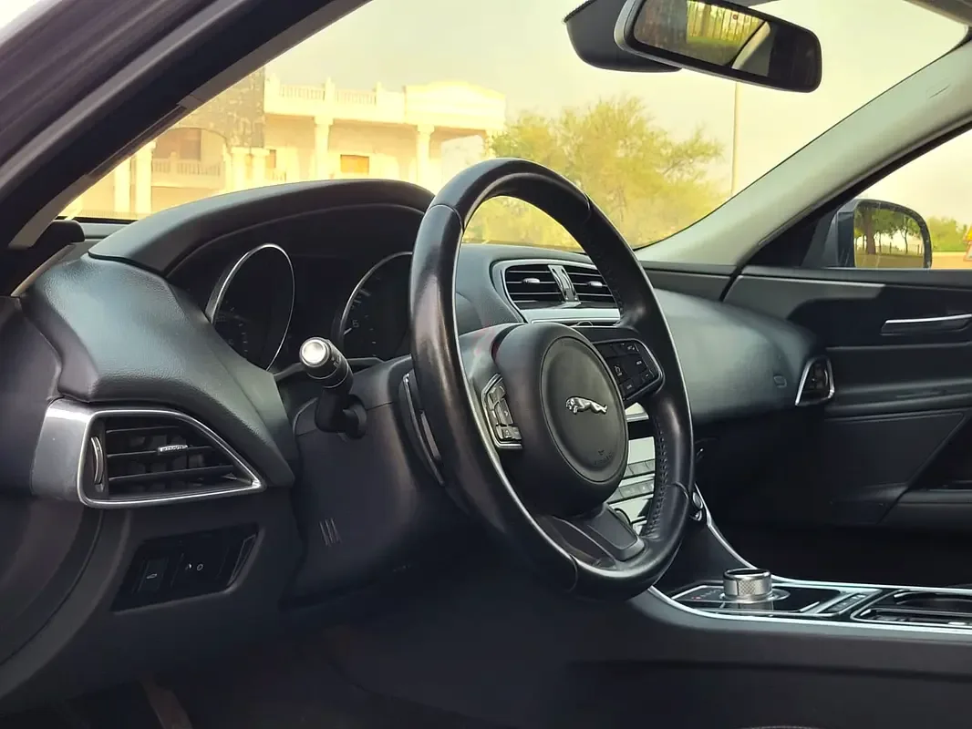 Jaguar XE 2.0 AT (250 hp) - 13