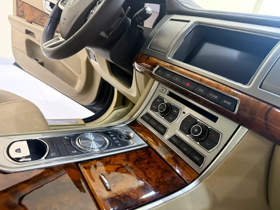 Jaguar XF 2.0 AT (240 hp) - 11