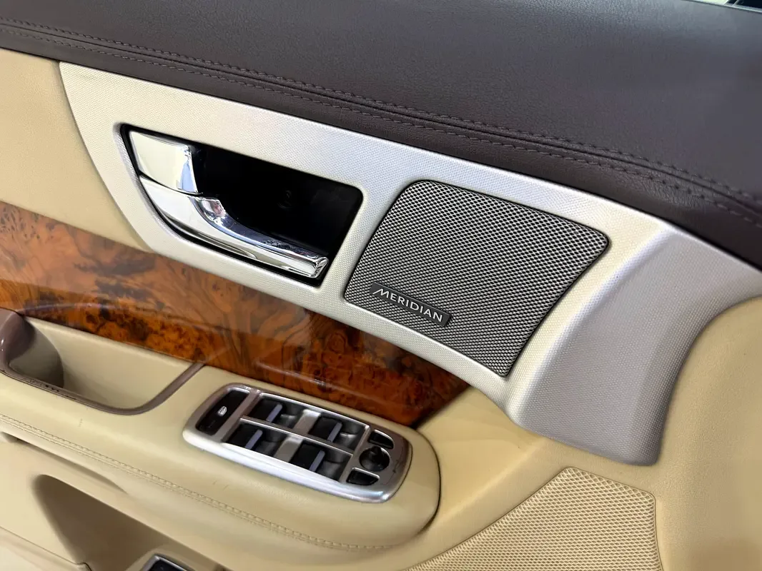 Jaguar XF 2.0 AT (240 hp) - 16