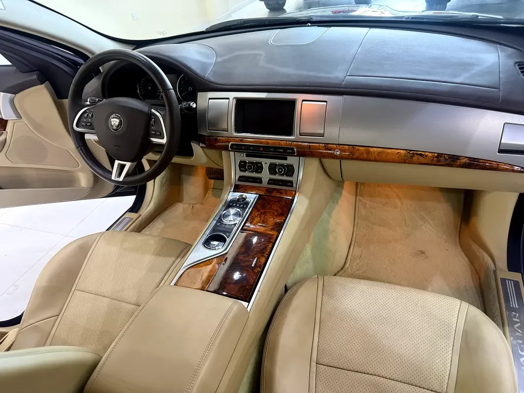 Jaguar XF 2.0 AT (240 hp) - 18