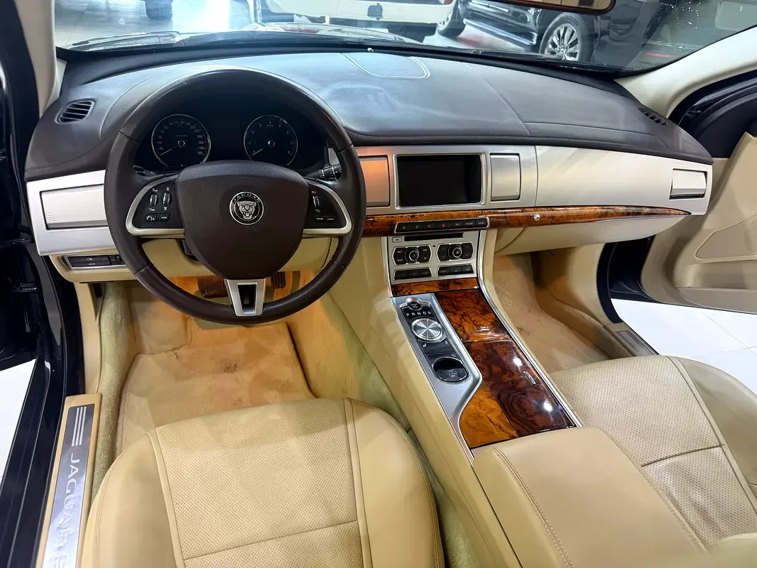 Jaguar XF 2.0 AT (240 hp) - 20