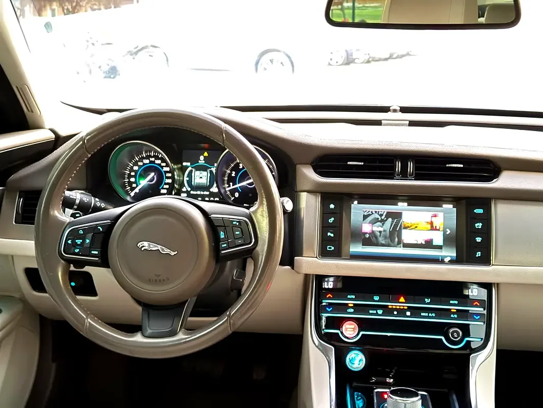 Jaguar XF 2.0 AT RWD (250 hp) - 8