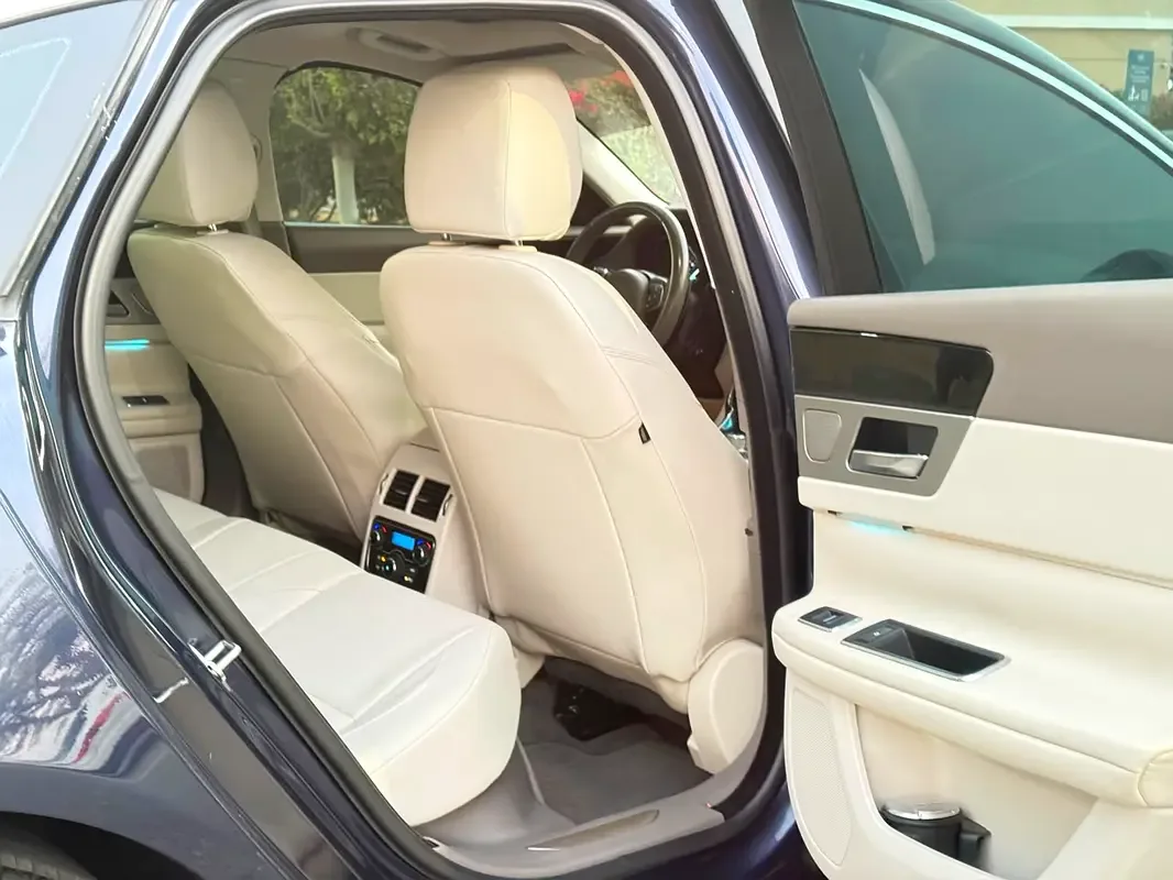 Jaguar XF 2.0 AT RWD (250 hp) - 11