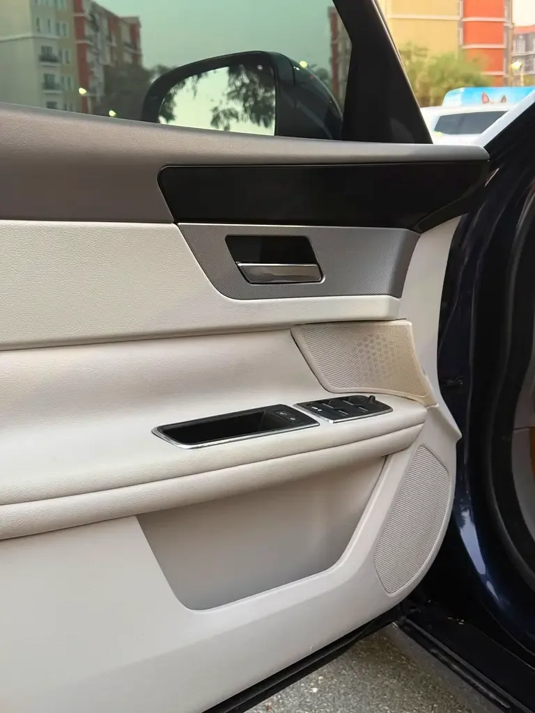 Jaguar XF 2.0 AT RWD (250 hp) - 10