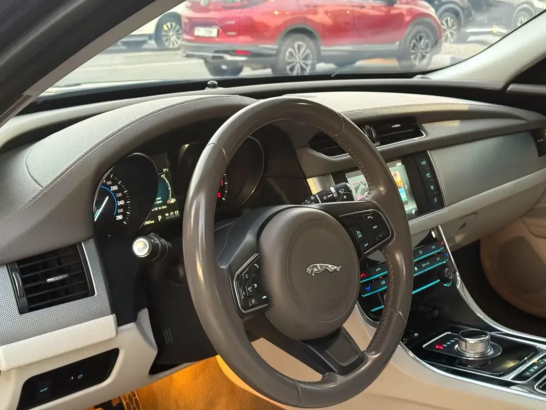 Jaguar XF 2.0 AT RWD (250 hp) - 18