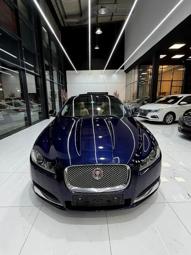 Jaguar XF 2.0 AT RWD (250 hp)