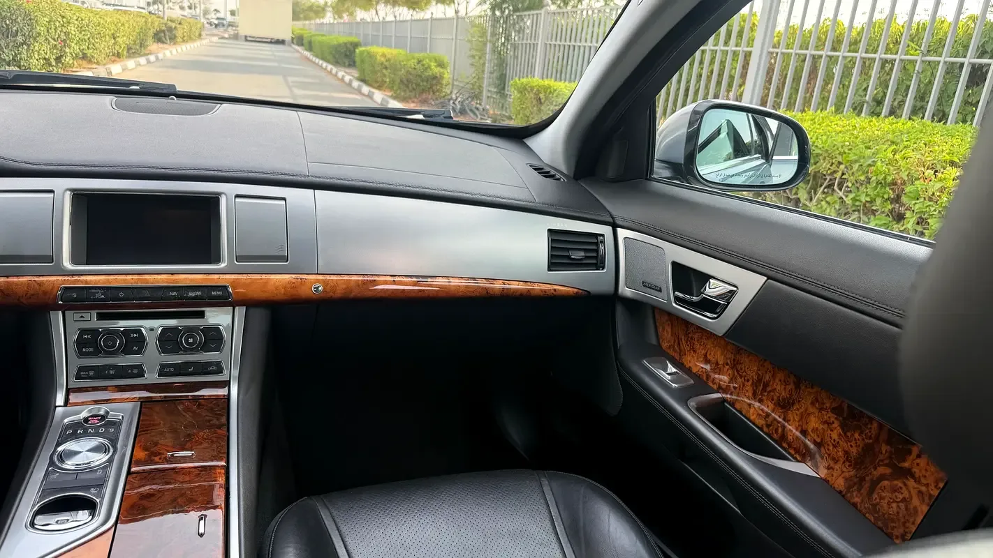Jaguar XF 3.0 AT 4WD (340 hp) - 13