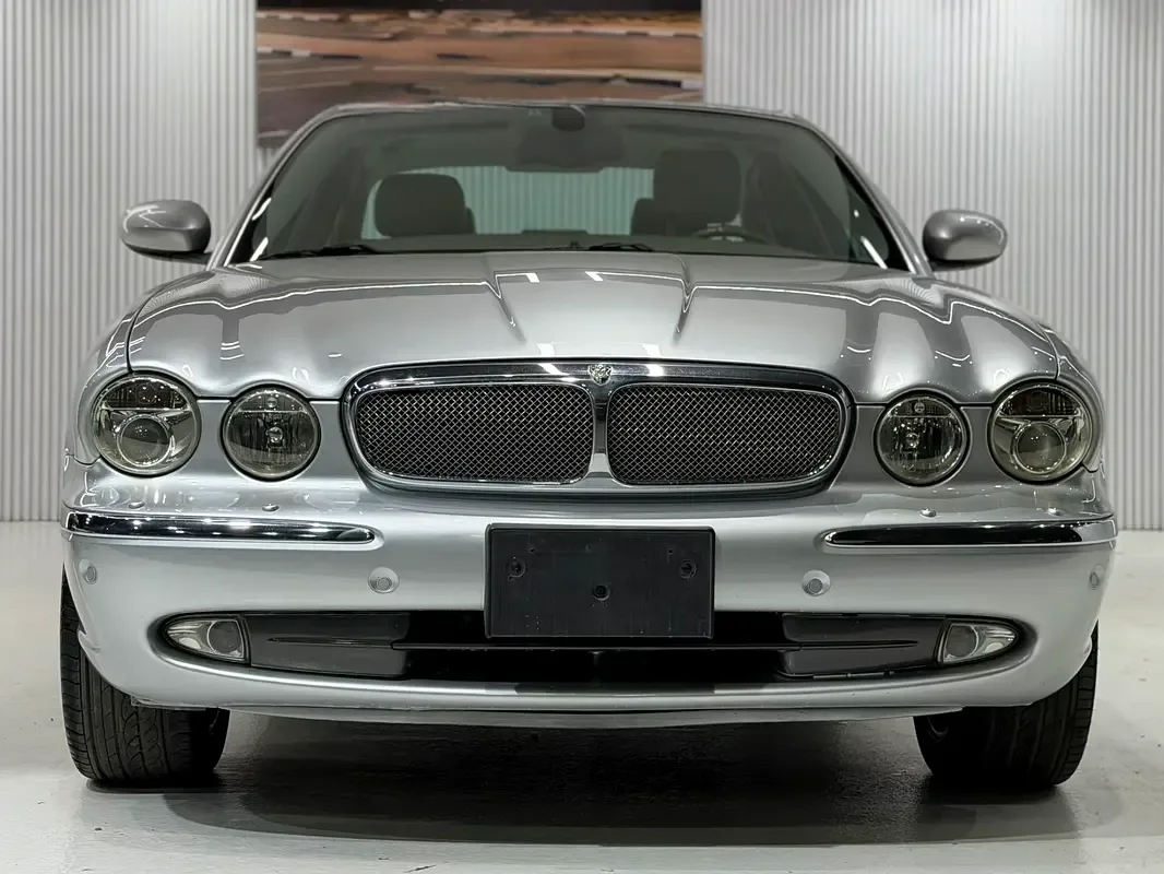 Jaguar XJ 4.2 AT RWD (298 hp) - 2