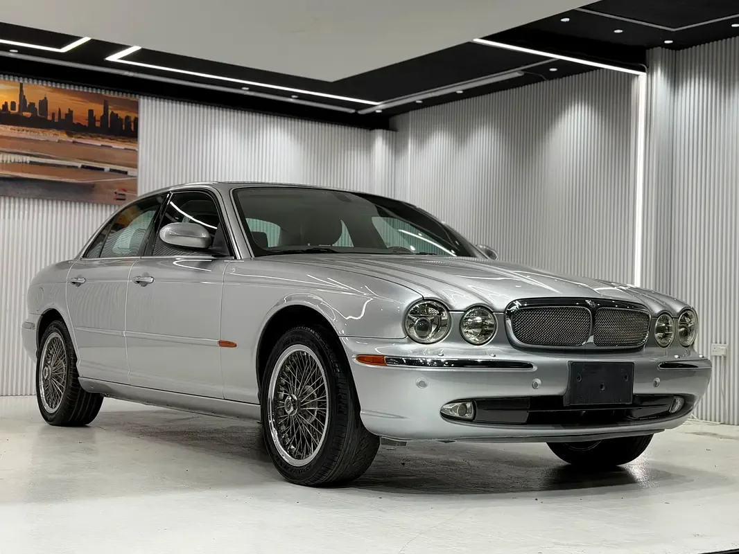 Jaguar XJ 4.2 AT RWD (298 hp) - 3