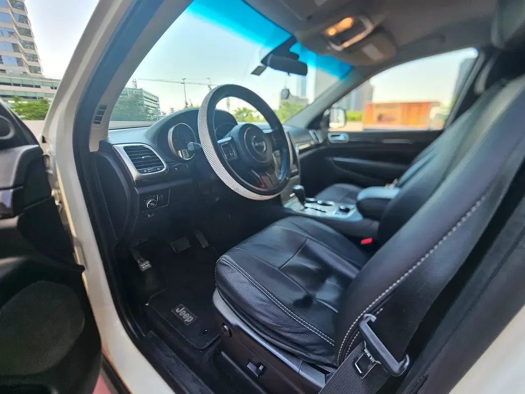 Jeep Cherokee 3.7 AT (205 حصان) - 12