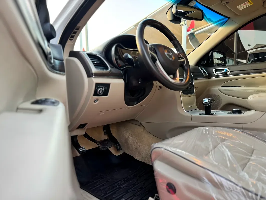 Jeep Grand Cherokee 5.7 Hemi AT AWD (347 hp) - 12