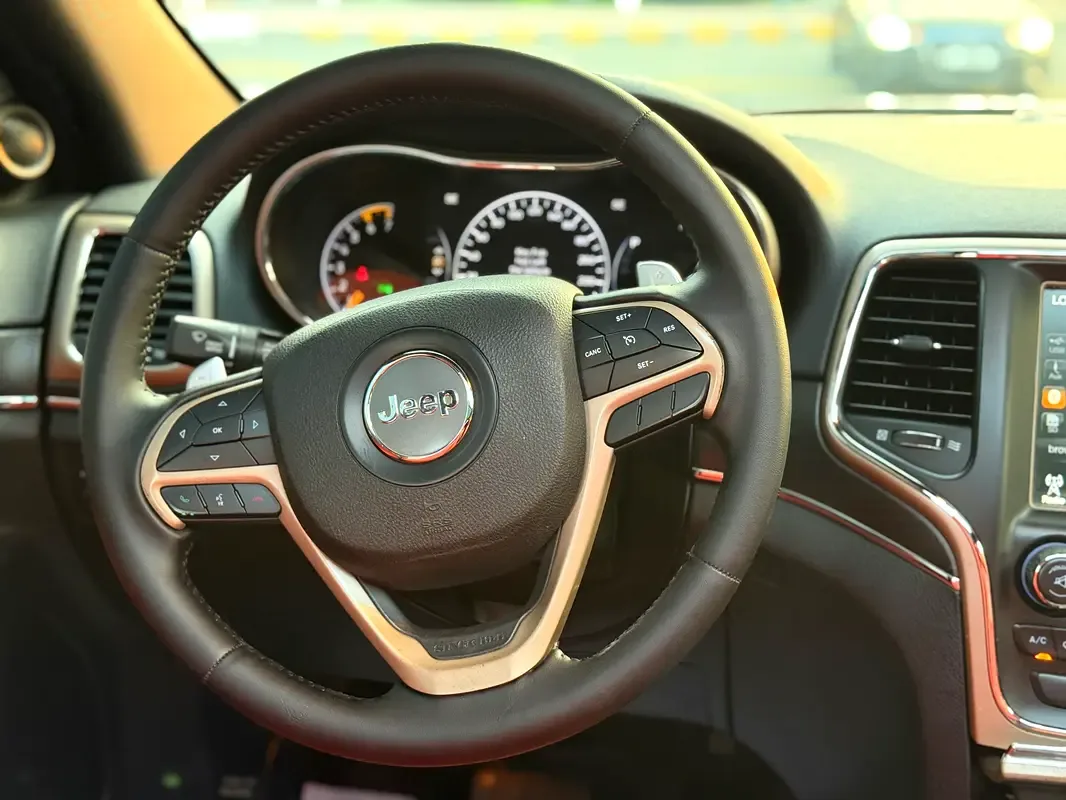 Jeep Grand Cherokee 5.7 Hemi AT AWD (347 حصان) - 10