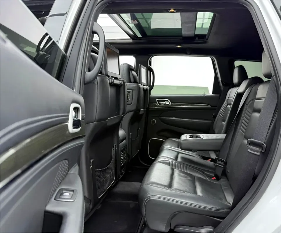 Jeep Grand Cherokee 6.2 Hemi AT AWD (717 حصان) - 17
