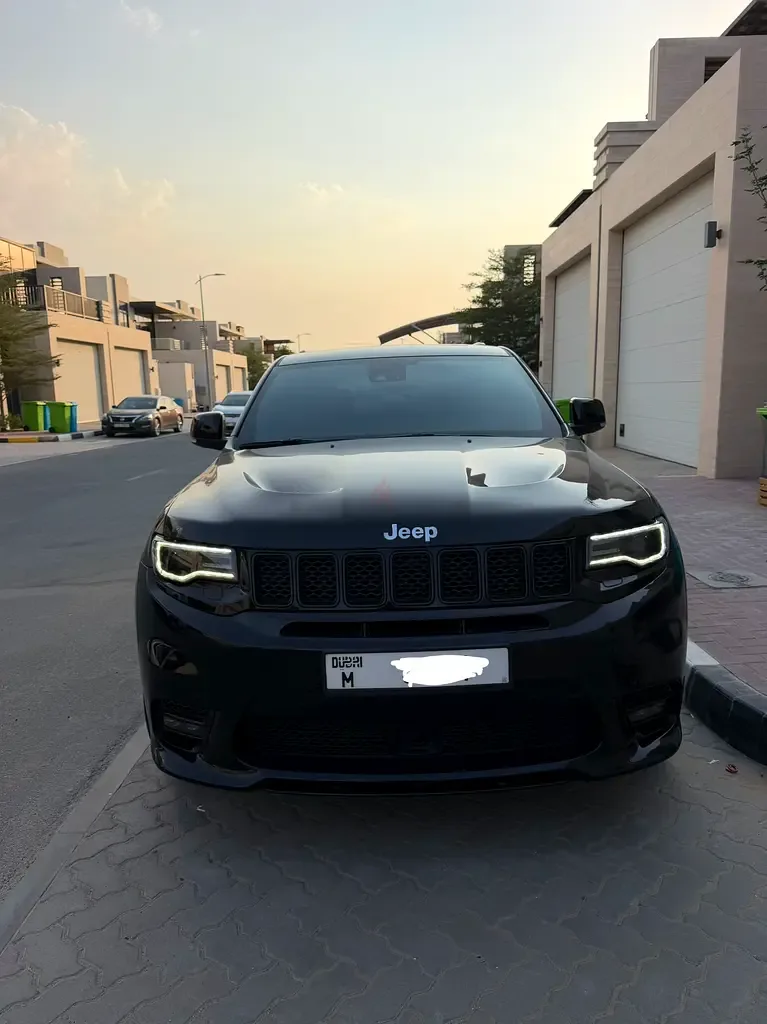 Jeep Grand Cherokee 6.4 AT AWD (468 حصان) - 2