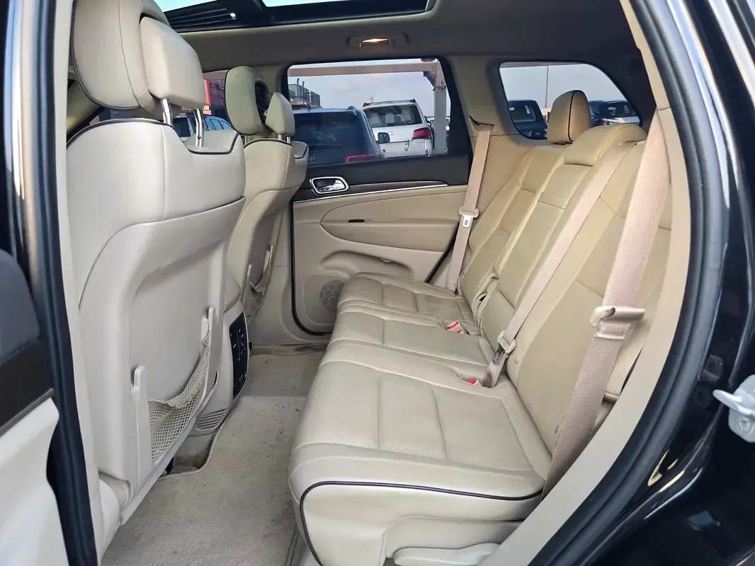 Jeep Grand Cherokee 6.4 Hemi AT AWD (468 حصان) - 10