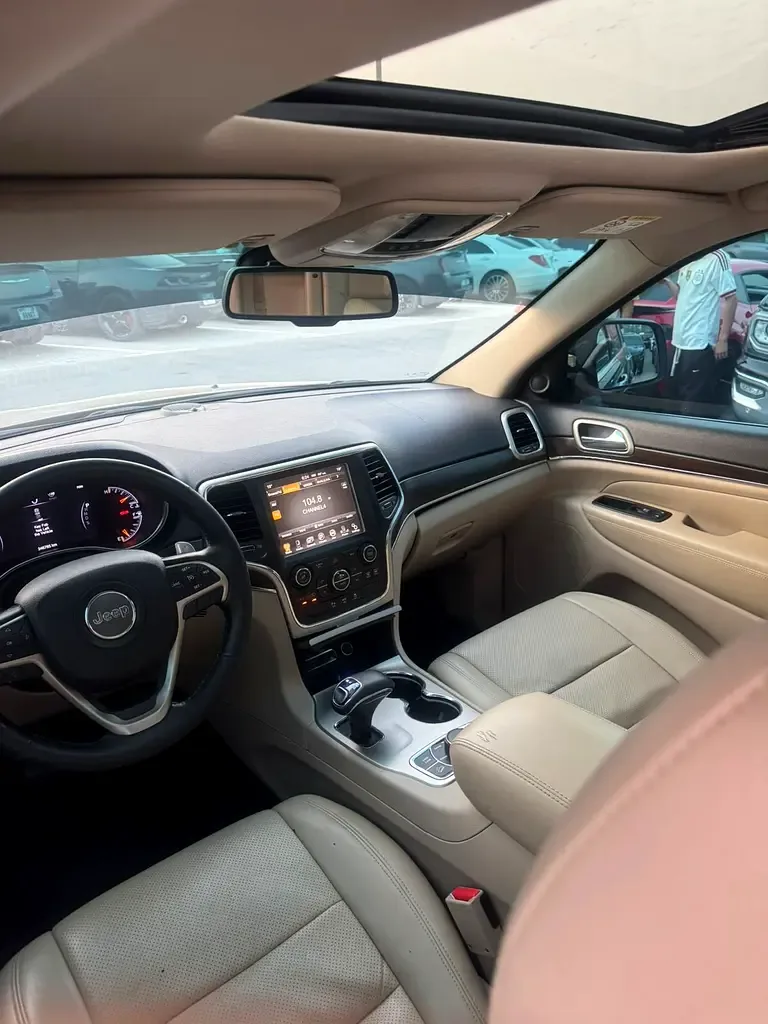 Jeep Grand Cherokee 6.4 Hemi AT AWD (468 hp) - 9