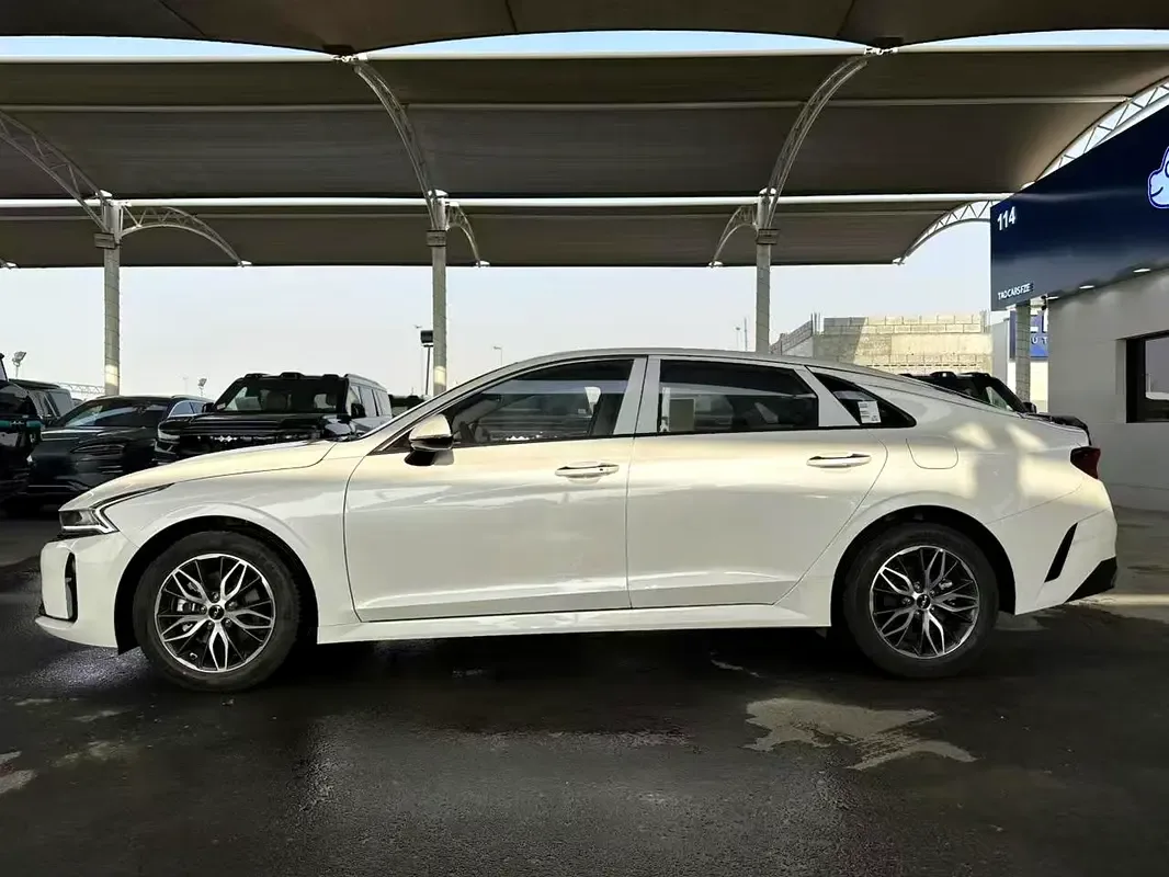 Kia K5 1.6 AT (180 حصان) - 2