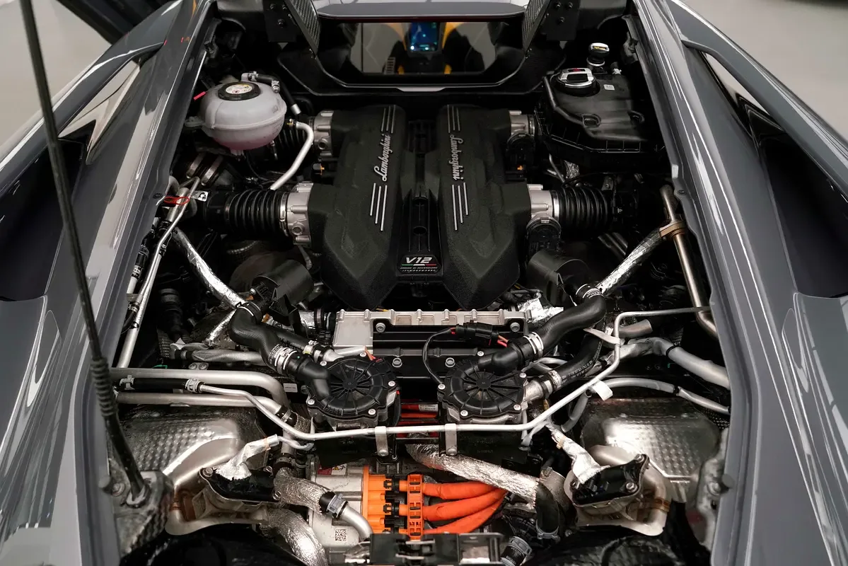 Lamborghini Revuelto 6.5 AMT 4WD (1015 حصان) - 16