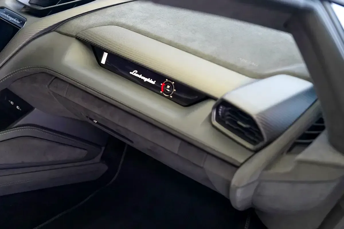Lamborghini Revuelto 6.5 AMT 4WD (1015 hp) - 9