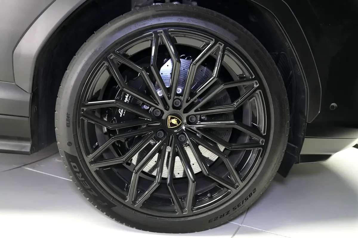 Lamborghini Urus 4.0 AT AWD (666 hp) - 18
