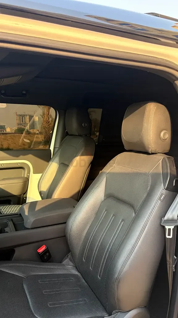 Land Rover Defender 2.0 AT AWD (300 حصان) - 8