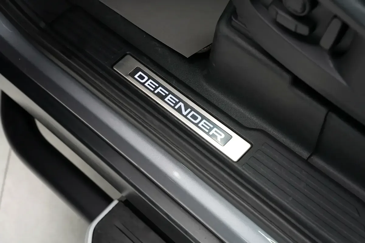 Land Rover Defender 2.0 AT AWD (300 hp) - 12