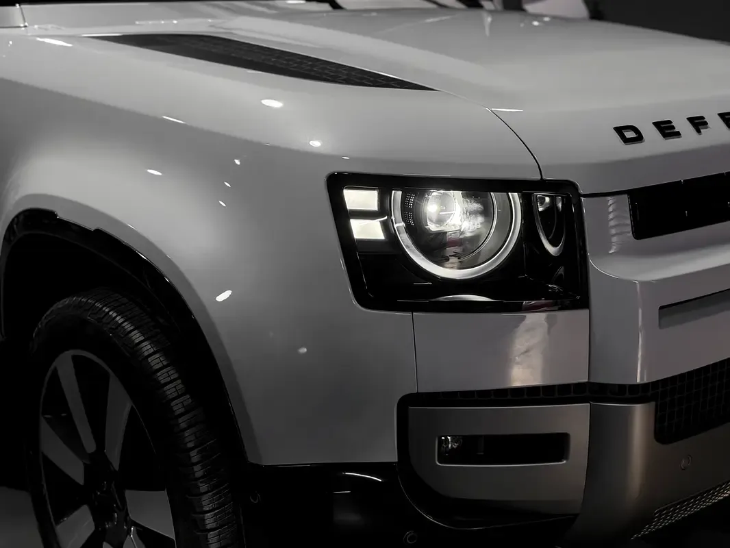 Land Rover Defender 2.0 AT AWD (300 حصان) - 2