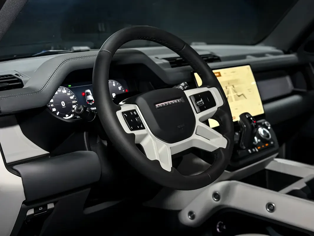 Land Rover Defender 2.0 AT AWD (300 حصان) - 6