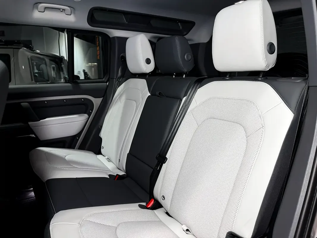 Land Rover Defender 2.0 AT AWD (300 حصان) - 10