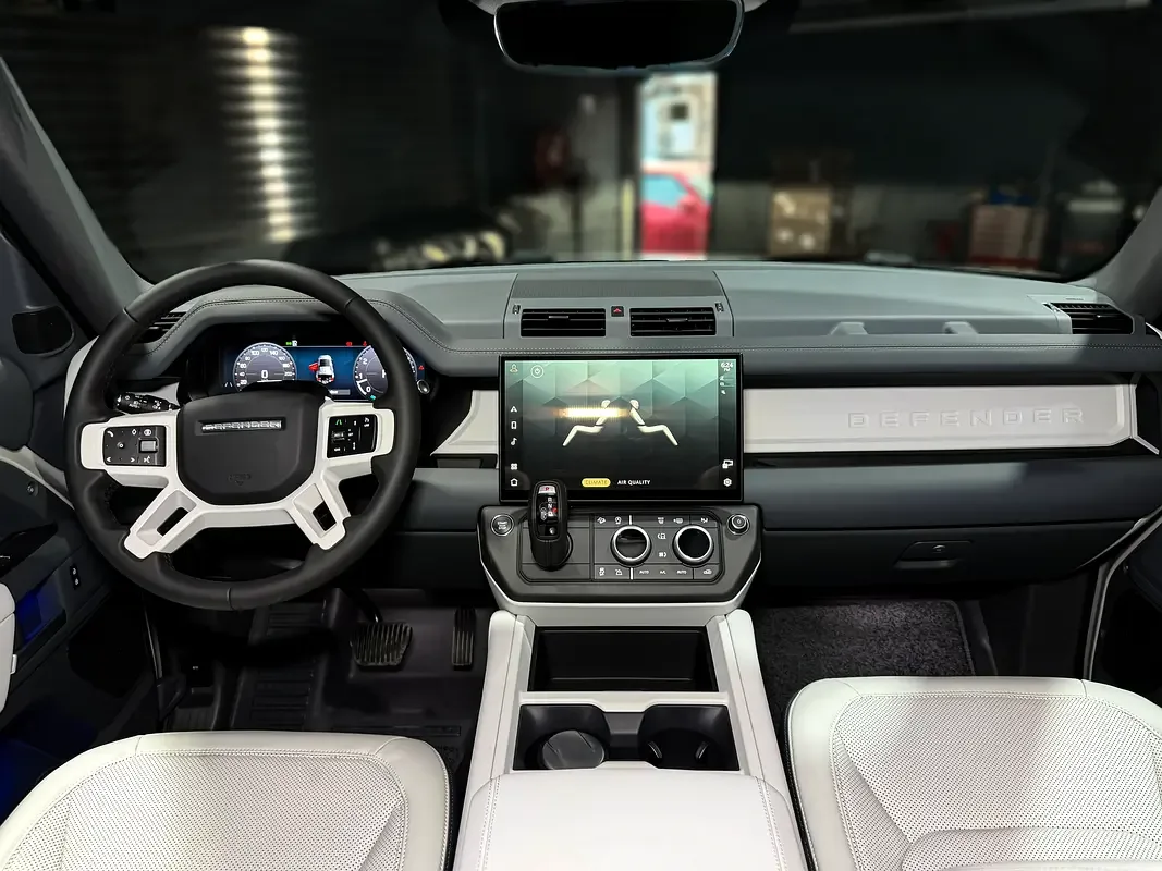 Land Rover Defender 2.0 AT AWD (300 حصان) - 9