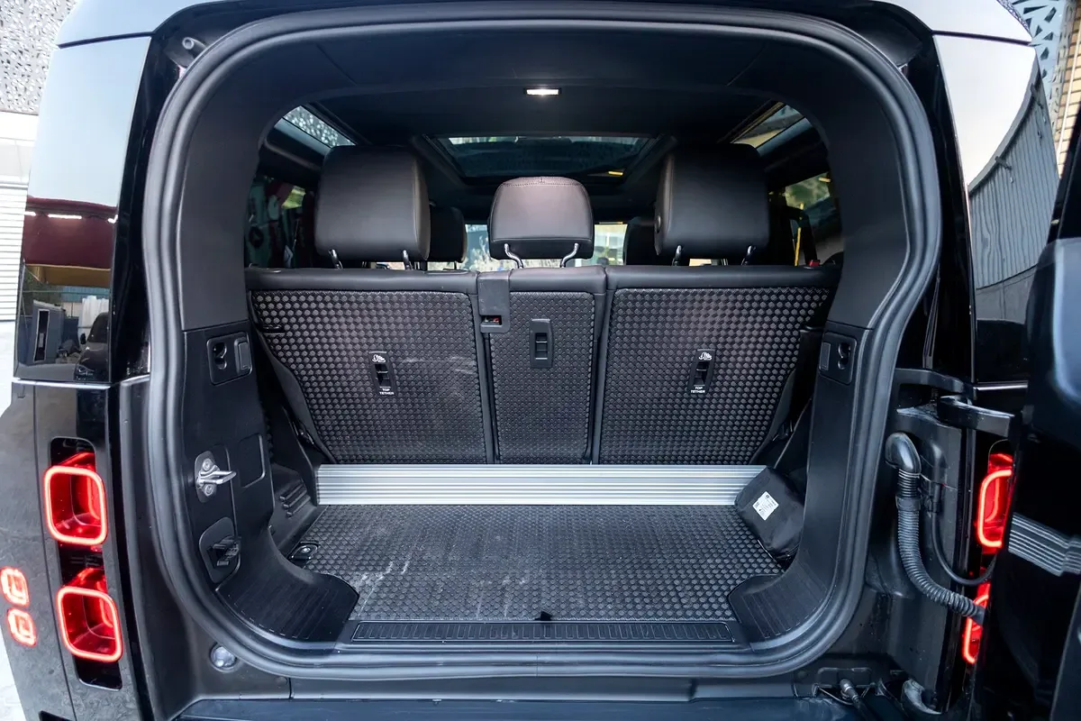 Land Rover Defender 2.0 AT AWD (300 حصان) - 9