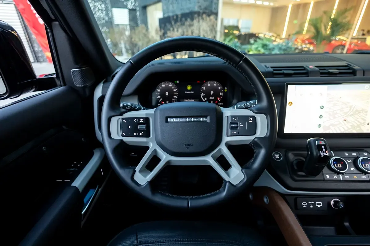 Land Rover Defender 2.0 AT AWD (300 حصان) - 16