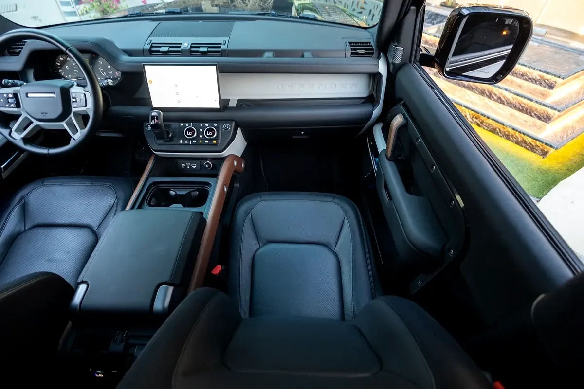 Land Rover Defender 2.0 AT AWD (300 حصان) - 15