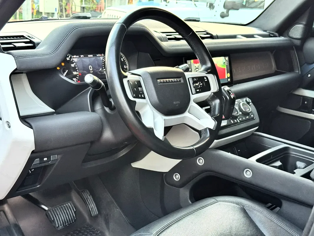 Land Rover Defender 2.0 AT AWD (300 حصان) - 12