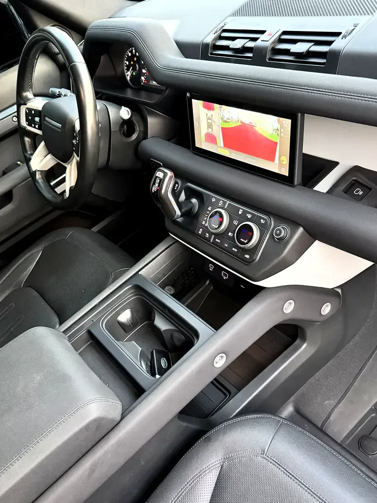 Land Rover Defender 2.0 AT AWD (300 حصان) - 17