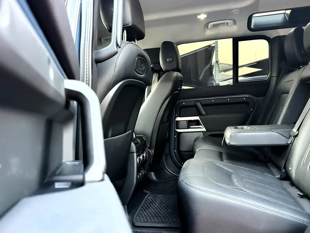 Land Rover Defender 2.0 AT AWD (300 حصان) - 18