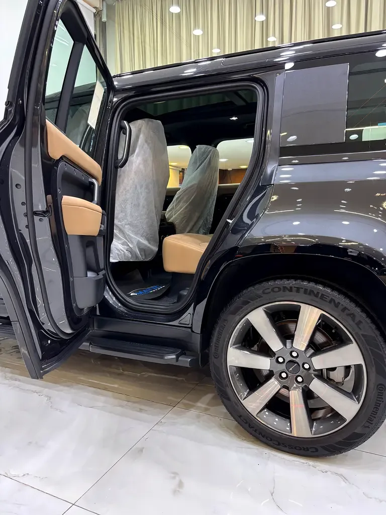 Land Rover Defender 3.0 AT AWD (400 حصان) - 12