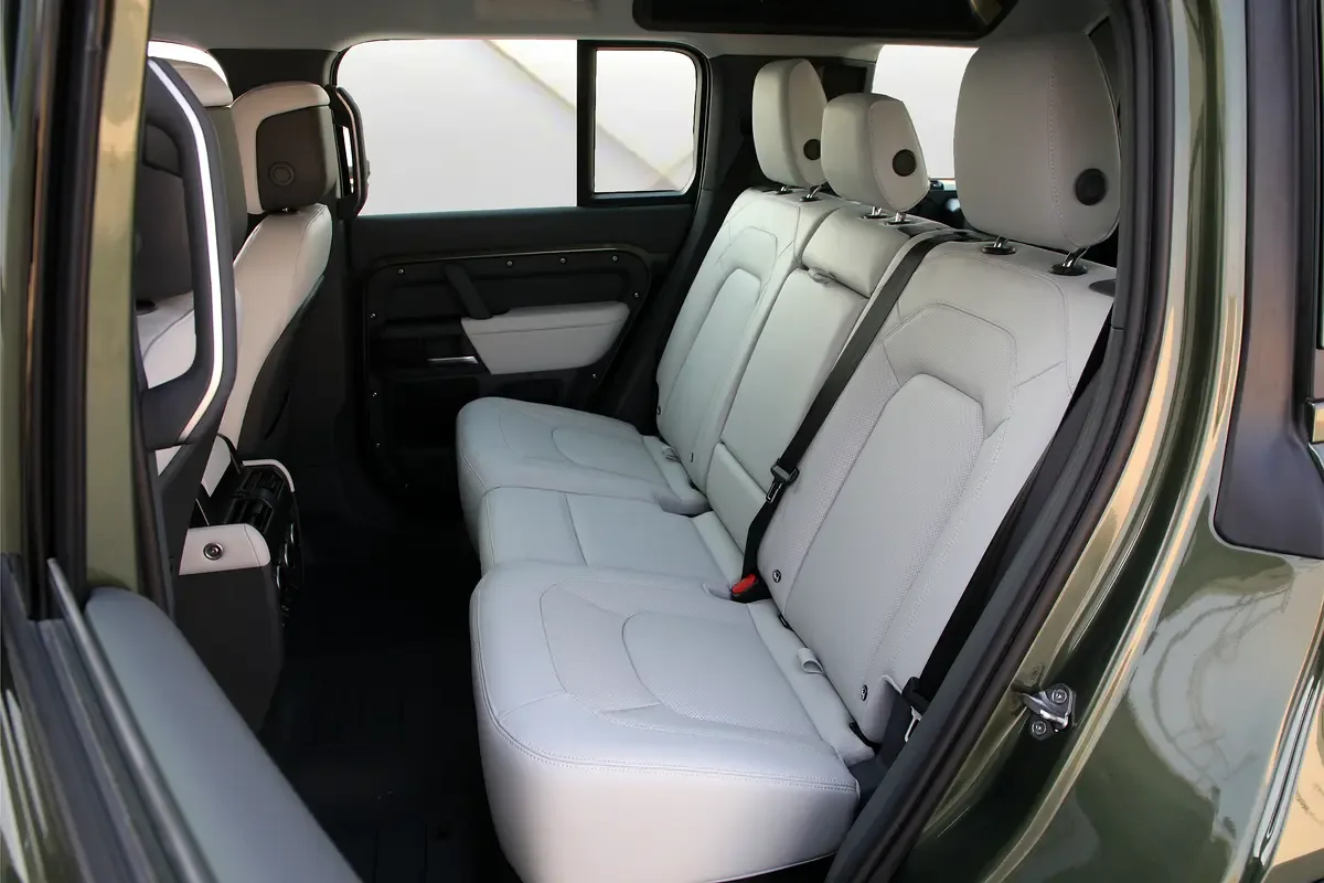 Land Rover Defender 3.0 AT AWD (400 hp) - 17