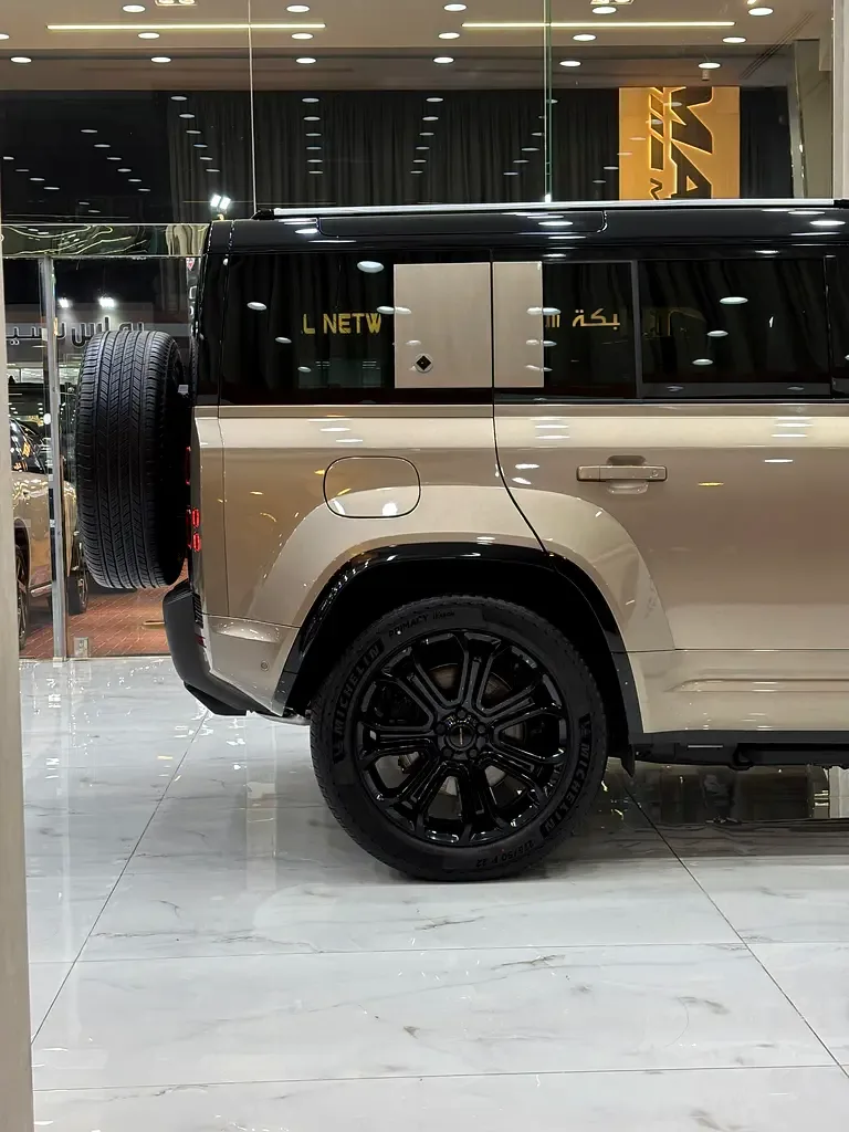 Land Rover Defender 4.4 AT AWD (635 حصان) - 10