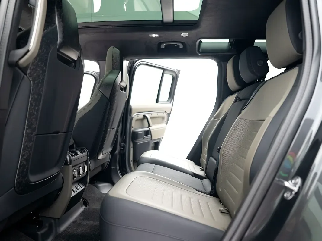 Land Rover Defender 4.4 AT AWD (635 hp) - 10