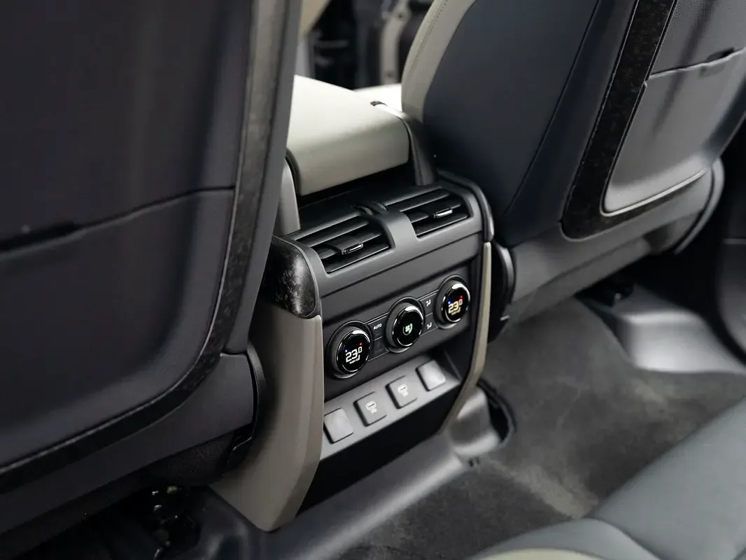 Land Rover Defender 4.4 AT AWD (635 hp) - 11