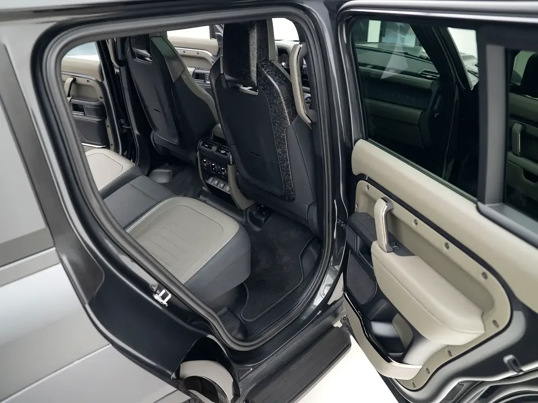 Land Rover Defender 4.4 AT AWD (635 hp) - 18