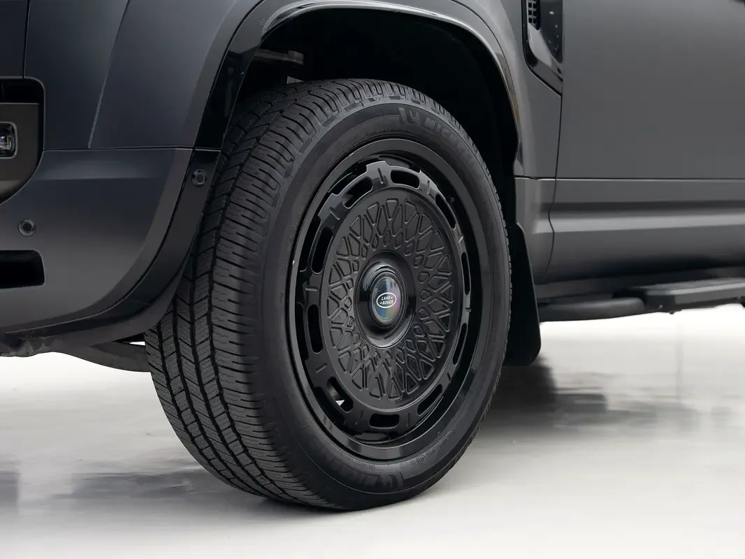 Land Rover Defender 4.4 AT AWD (635 hp) - 16