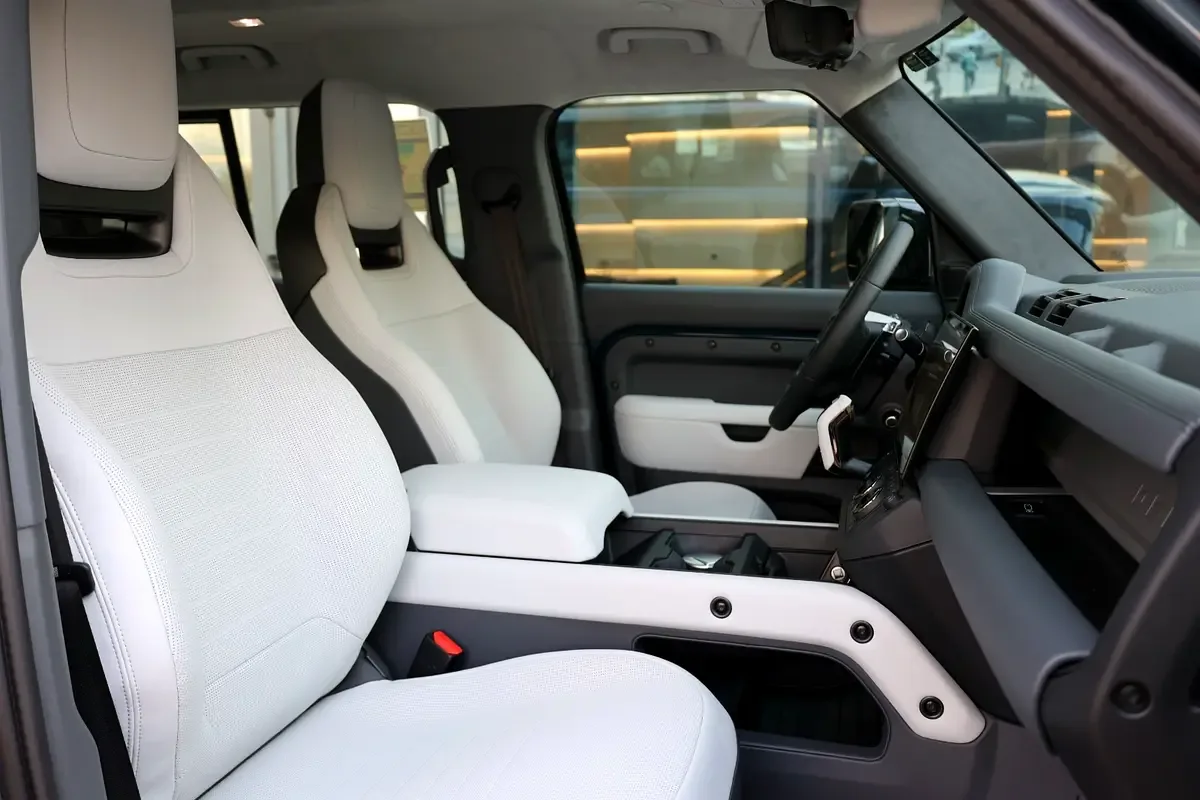 Land Rover Defender 4.4 AT AWD (635 hp) - 6