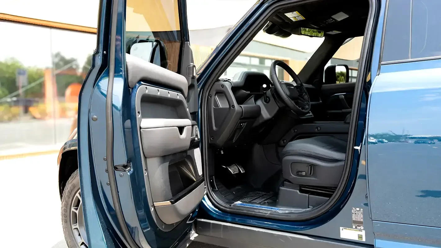 Land Rover Defender 4.4 AT AWD (635 hp) - 9