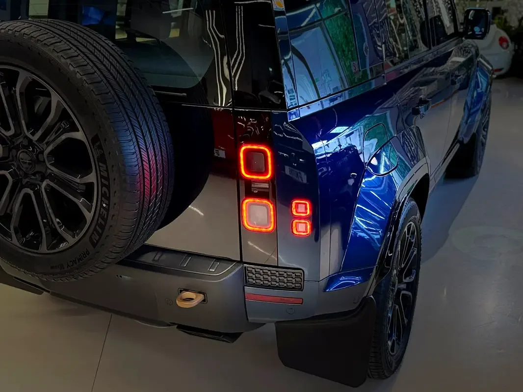 Land Rover Defender 4.4 AT AWD (635 hp) - 7