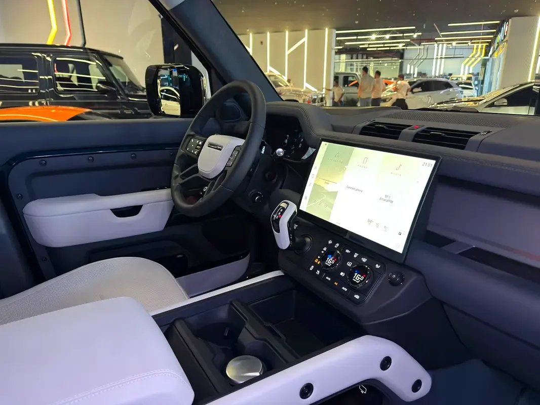 Land Rover Defender 4.4 AT AWD (635 hp) - 14
